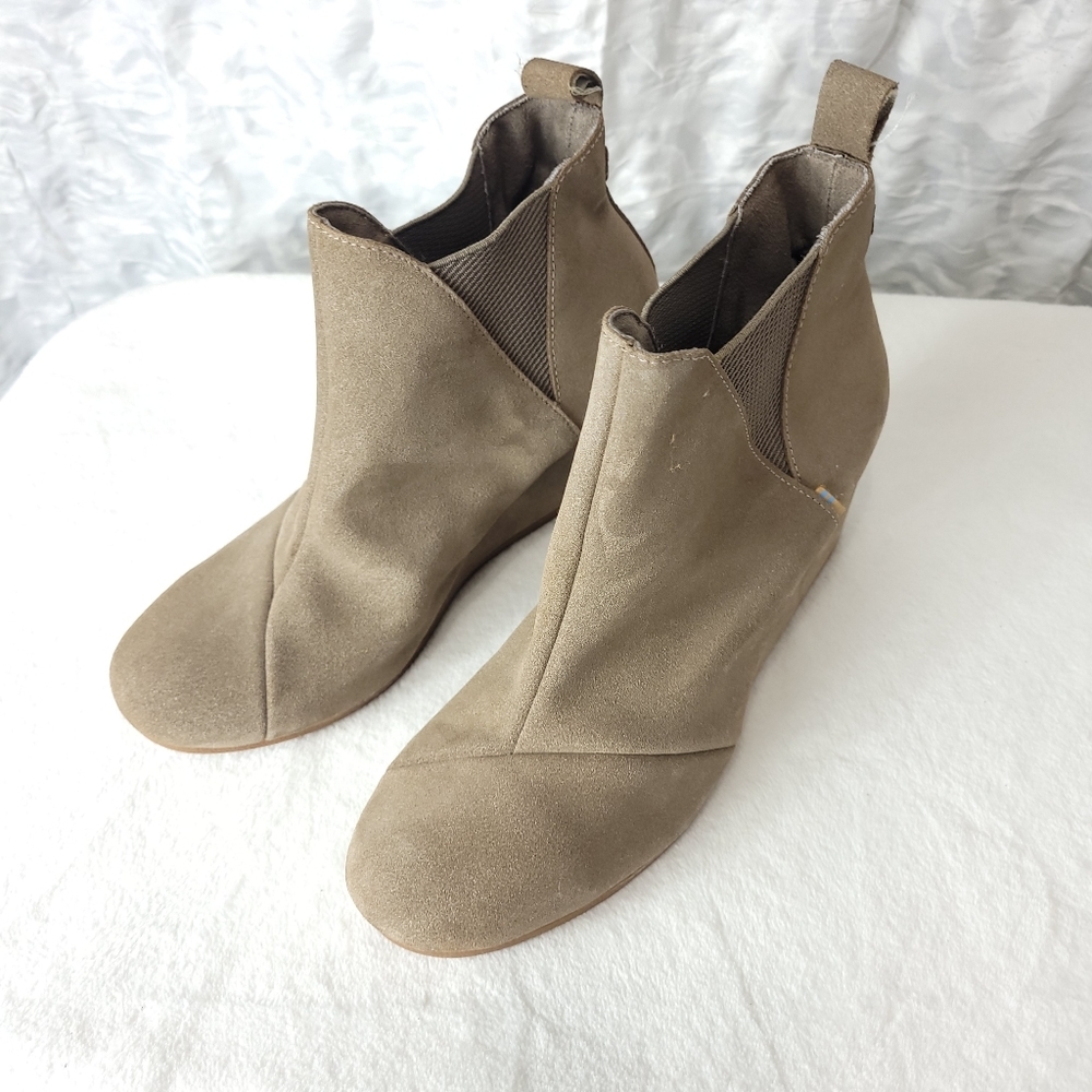 Toms Kelsey suede/leather wedge bootie Size 9